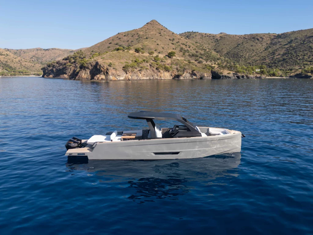 Maxim Yachts presenta il Max 43 Race al Salone Nautico di Valencia 2024: daycruiser di lusso con 45 nodi di velocità.