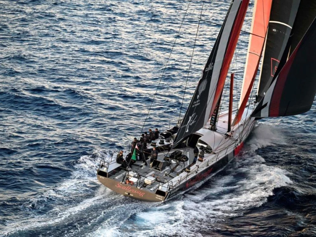 Scallywag vince la Line Honours alla Rolex Middle Sea Race 2024, battendo Black Jack dopo una regata serrata di 600 miglia.