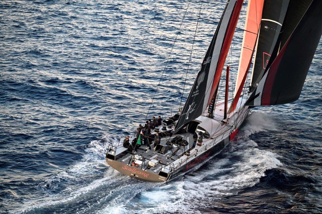 Scallywag vince la Line Honours alla Rolex Middle Sea Race 2024, battendo Black Jack dopo una regata serrata di 600 miglia.