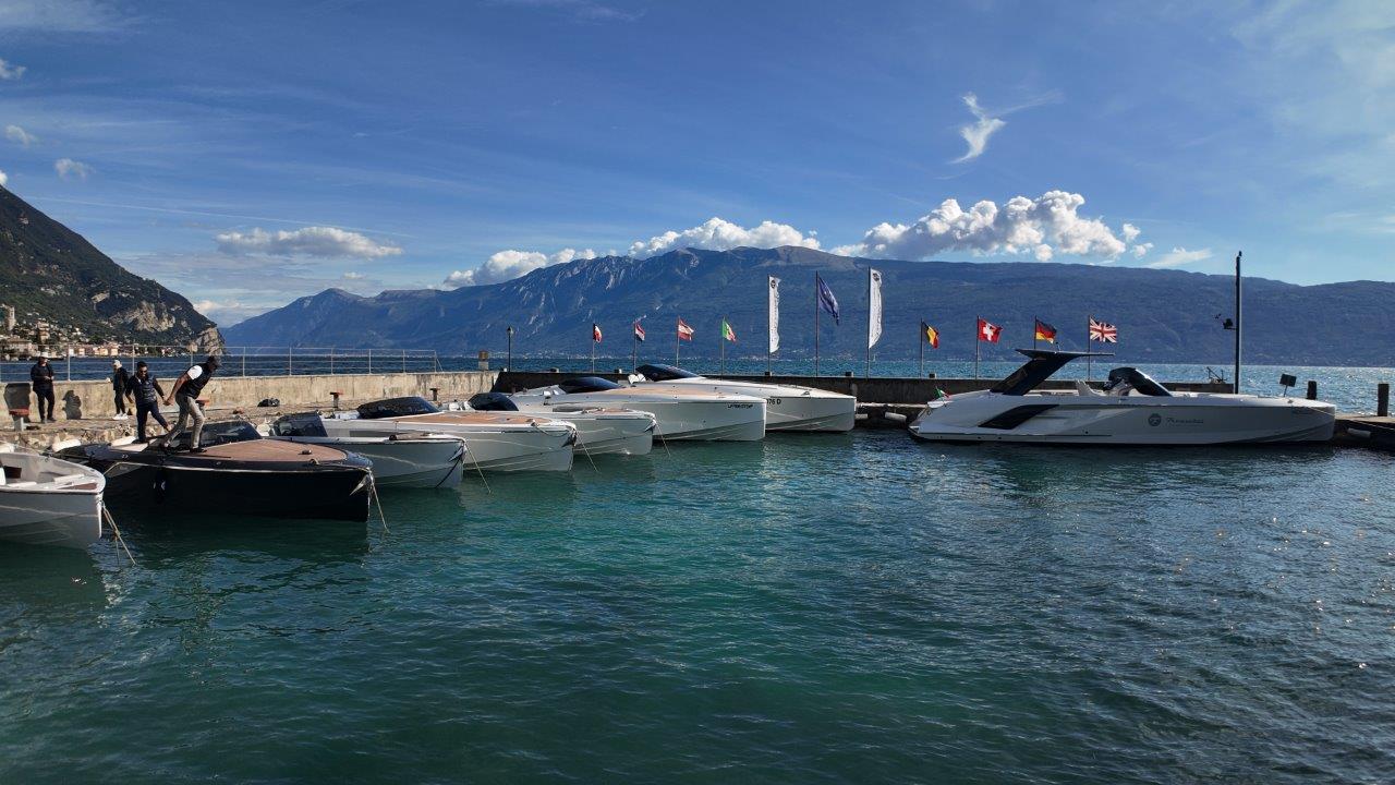 Cantiere Nautico Feltrinelli celebra il successo del Frauscher Autumn Open Doors, mostrando yacht esclusivi e modelli storici.