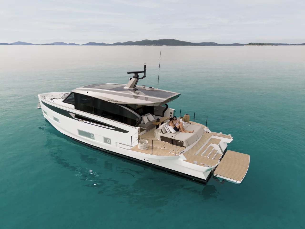 Debutto di Azimut al FLIBS 2024 con Seadeck 6, yacht ibrido che riduce le emissioni e unisce lusso e sostenibilità.