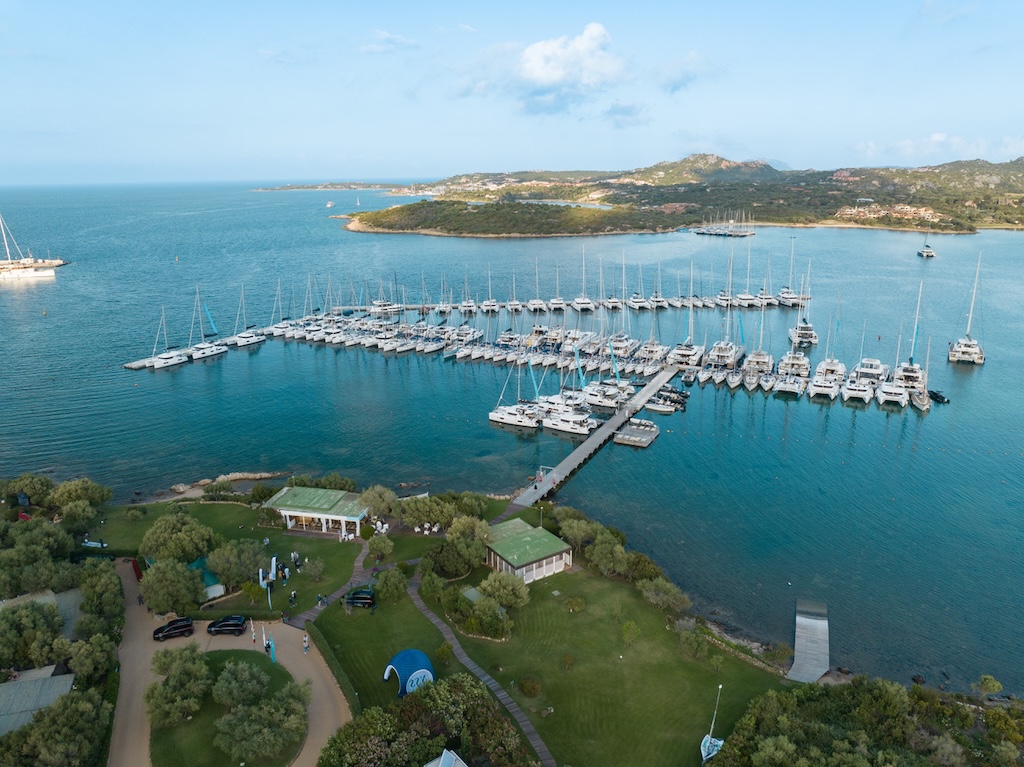 Cala dei Sardi vince i Blue Marina Awards 2024 con il premio speciale "Innovazione". Eccellenza e sostenibilità premiate!