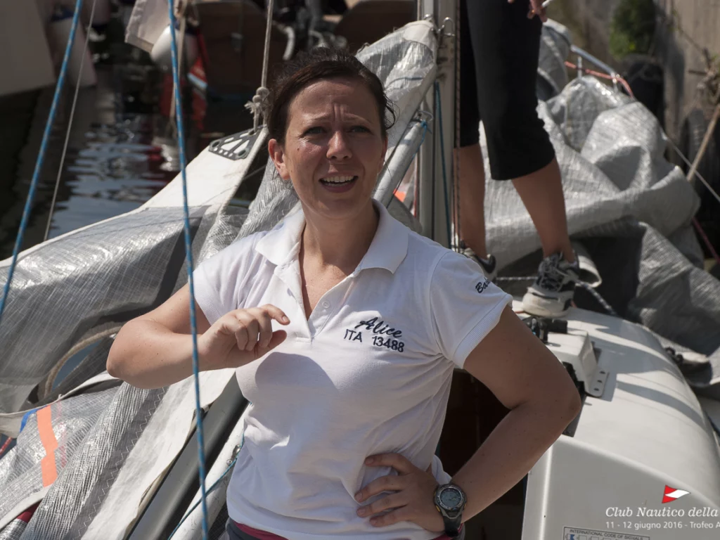 Veleggiata commemorativa nel Golfo di Napoli il 21 dicembre 2024, in memoria di Barbara Noviello, velista e manager.