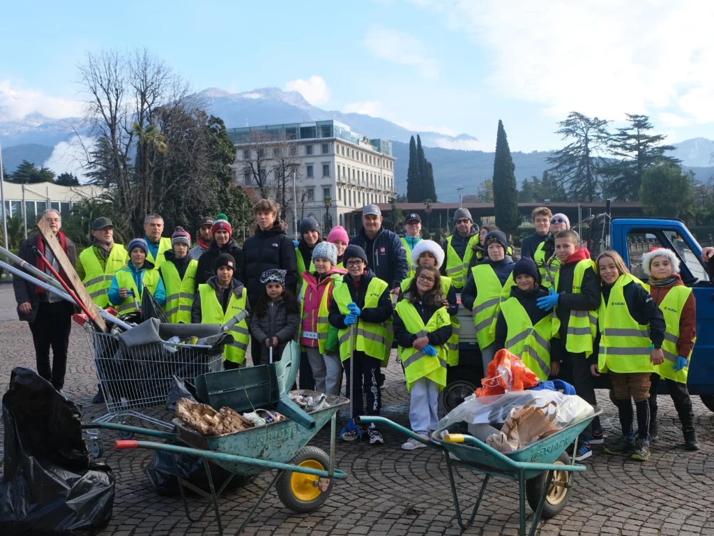 Suzuki supporta la Giornata Ecologica al Lago di Garda con Fraglia Vela Riva, promuovendo la sostenibilità marina.