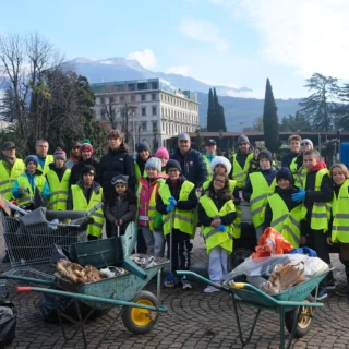 Suzuki supporta la Giornata Ecologica al Lago di Garda con Fraglia Vela Riva, promuovendo la sostenibilità marina.