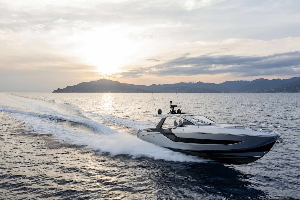 Azimut collabora con Silver Seas Yachts per rafforzare la presenza nella Costa Ovest USA, offrendo lusso e innovazione.