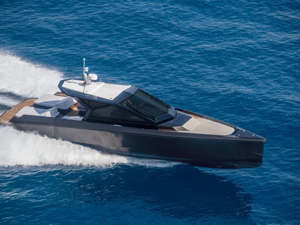 Scopri il Wallypower50: design innovativo, prestazioni fino a 36 nodi, interni di lusso e massima versatilità in mare.