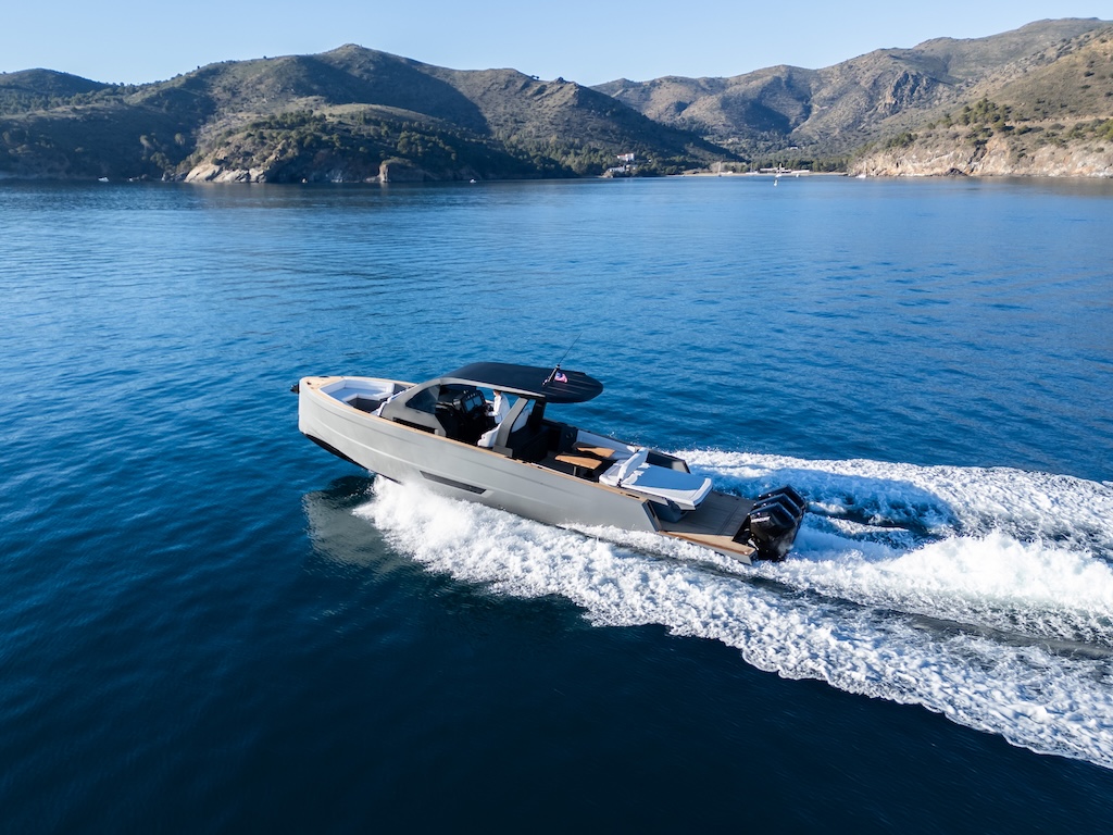 Maxim Yachts Max 44 R: daycruiser di lusso con 51 nodi di velocità, design innovativo e comfort per il mercato USA.