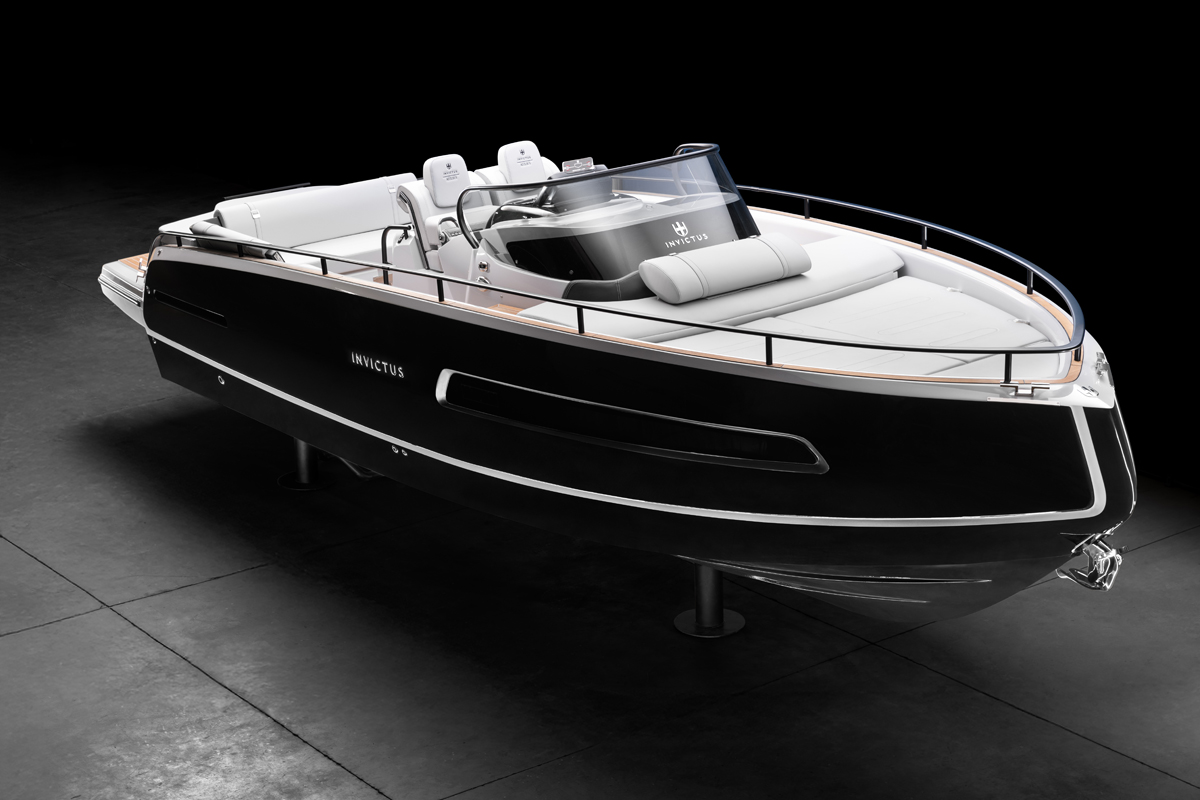Scopri Invictus GT280 Carbon Look al boot Düsseldorf 2025: design in carbonio, tecnologia ‘pre-preg’ e innovazione.