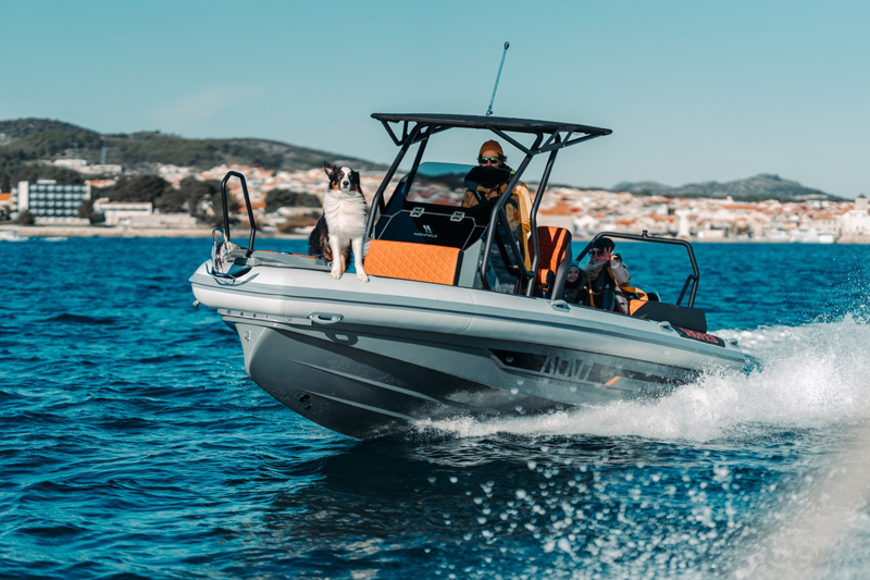 Scopri l'innovativo Highfield Boats ADV 7: navigabilità eccellente, comfort per 8 persone e design versatile.