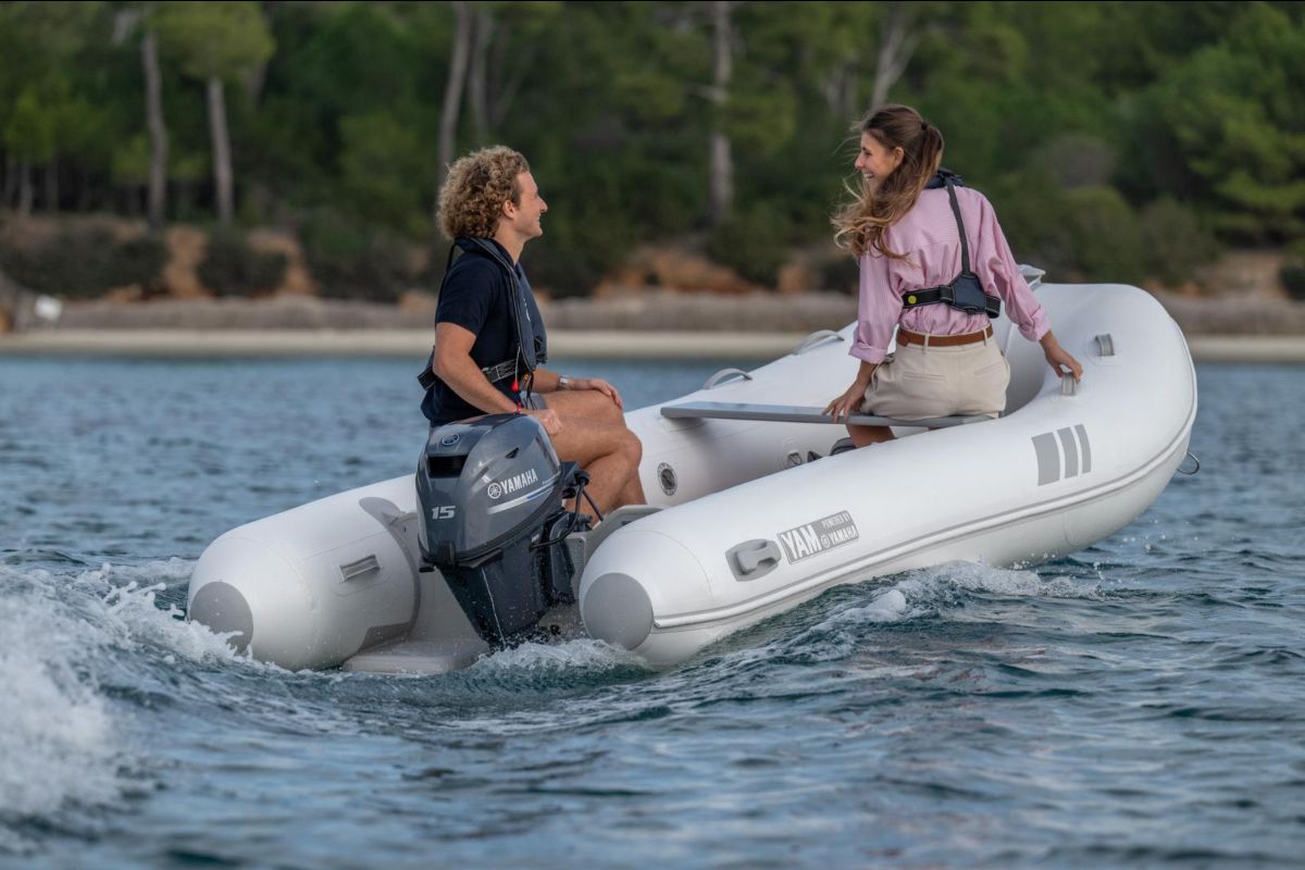 Yamaha presenta novità al Boot Düsseldorf 2025: nuovi motori fuoribordo, tender YAM e innovazioni sostenibili.