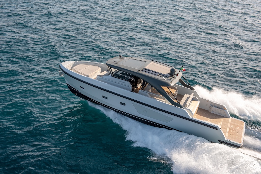 Sanlorenzo e Bluegame al Miami Boat Show 2025 con yacht innovativi, design esclusivo e tecnologia Made in Italy.