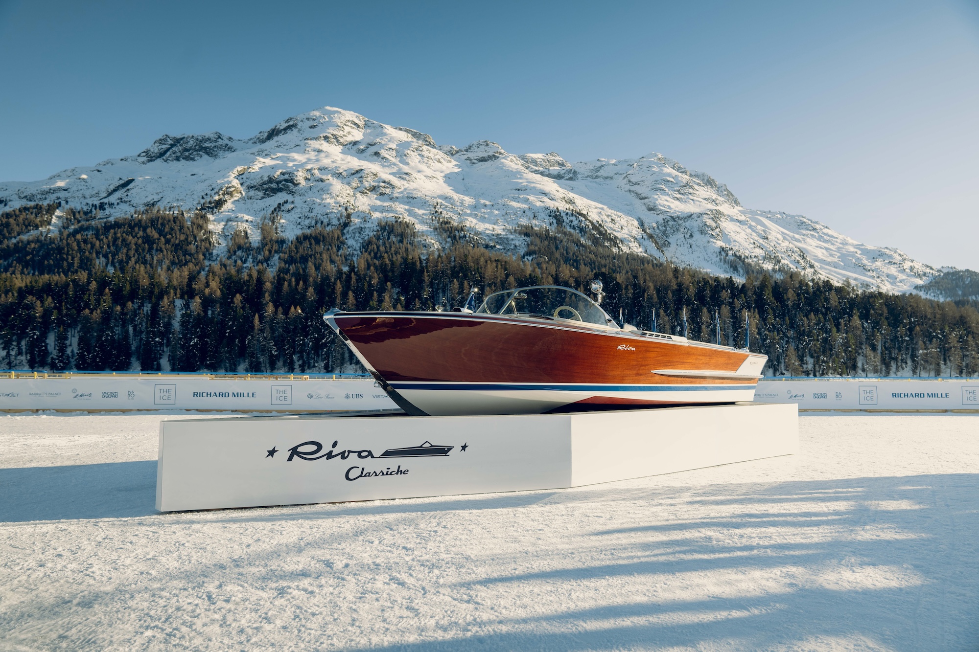 Riva Classiche al The I.C.E. St. Moritz 2025: motoscafi d’epoca, eleganza senza tempo e auto classiche sul ghiaccio.