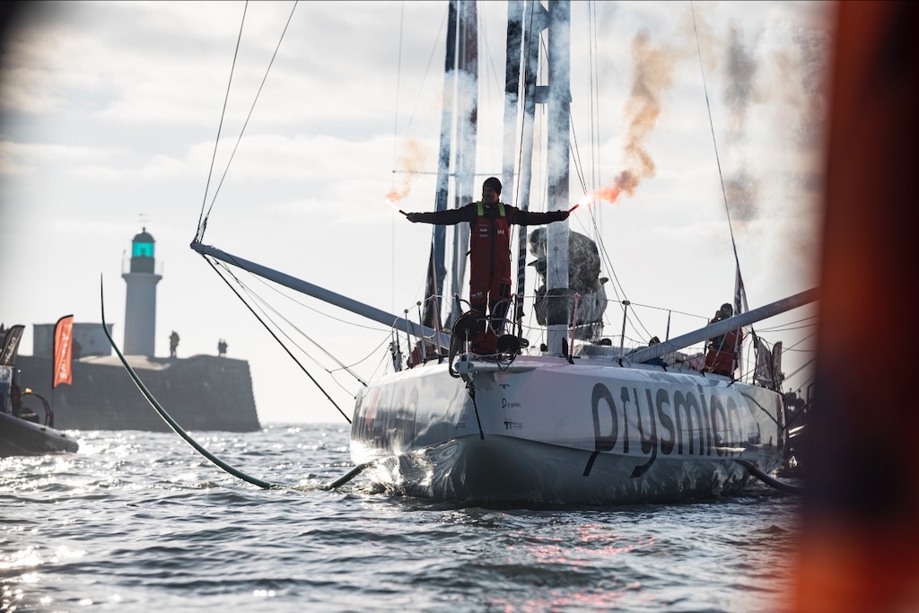 Giancarlo Pedote conclude il Vendée Globe 2024 in 85 giorni, affrontando sfide estreme e segnando un record.