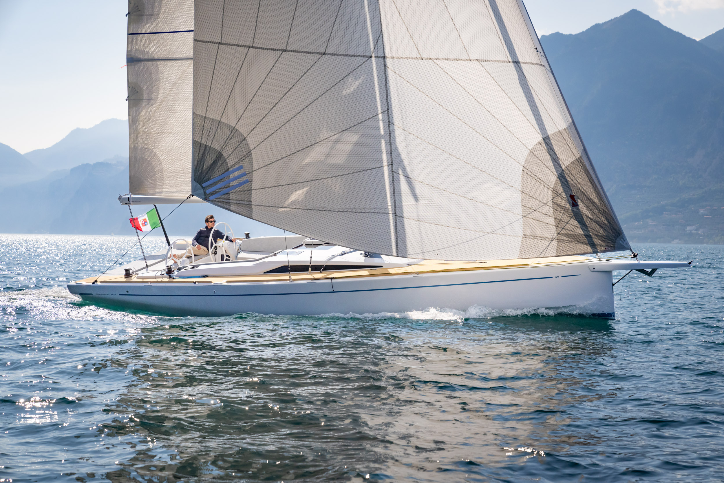 Grand Soleil Blue: il primo weekender 33' riciclabile con propulsione elettrica. Prestazioni veliche e design italiano sostenibile.