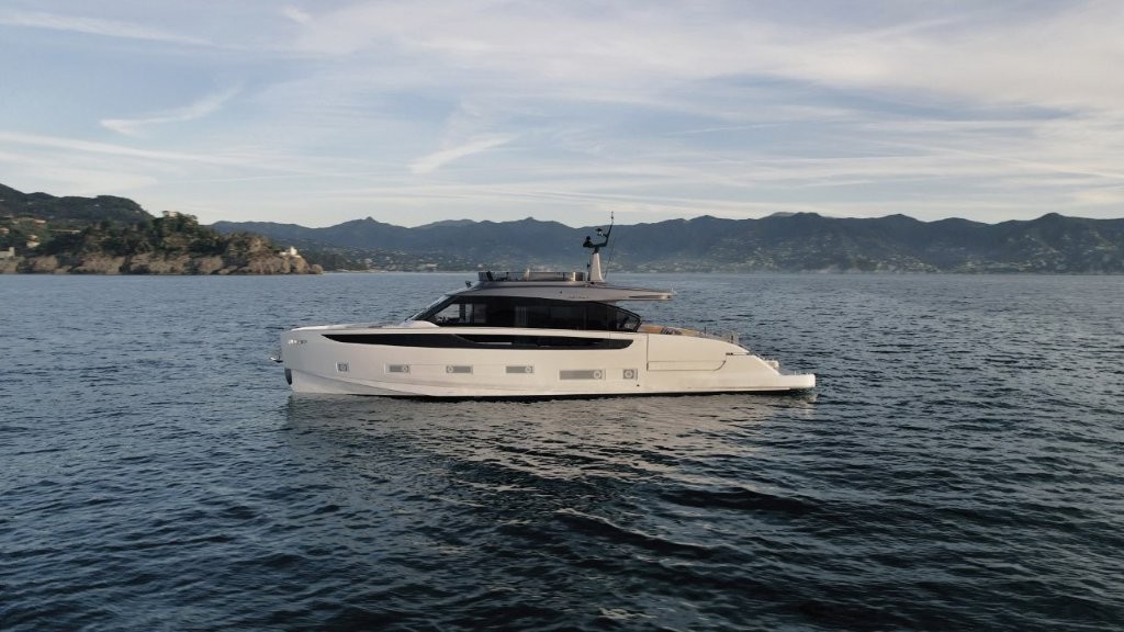 Seadeck 7 di Azimut vince agli Yacht Style Awards 2025 e debutta in Asia al Singapore Yachting Festival.