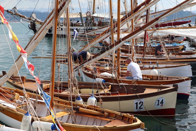 Torna il Trofeo Valdettaro 2025 con regate di yacht d'epoca, vele latine e una mostra sulla nave Vespucci.