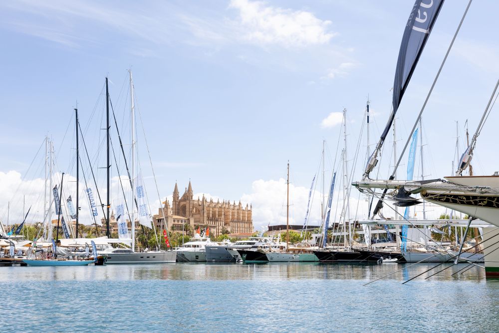 Nautor Swan brilla a Palma con cinque maxis e il ClubSwan 43 in regata: design, lusso e performance al top.