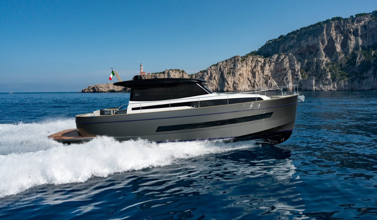 Apreamare Gozzo 48 Cabin: yacht di lusso sorrentino con 3 cabine, motori Volvo IPS e design mediterraneo autentico.