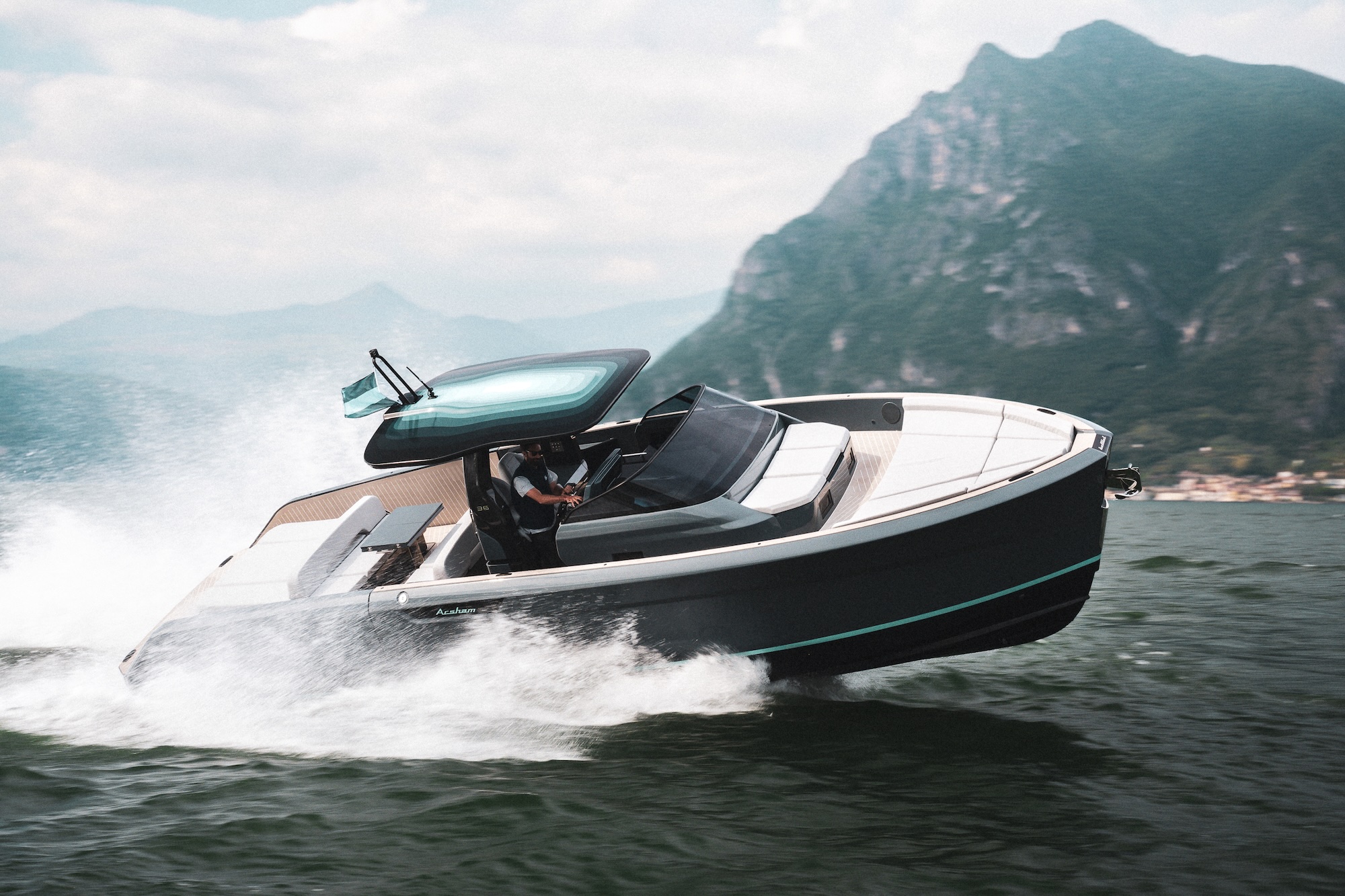 Debutta a Venezia l'Astor 36 by Daniel Arsham: yacht da collezione Bellini con tecnologia blockchain e design unico.