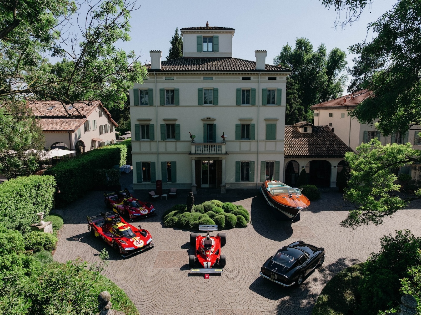Riva presenta un Aquarama Super restaurato al Cavallino Classic Modena 2025, omaggio a Ferrari ed eleganza.