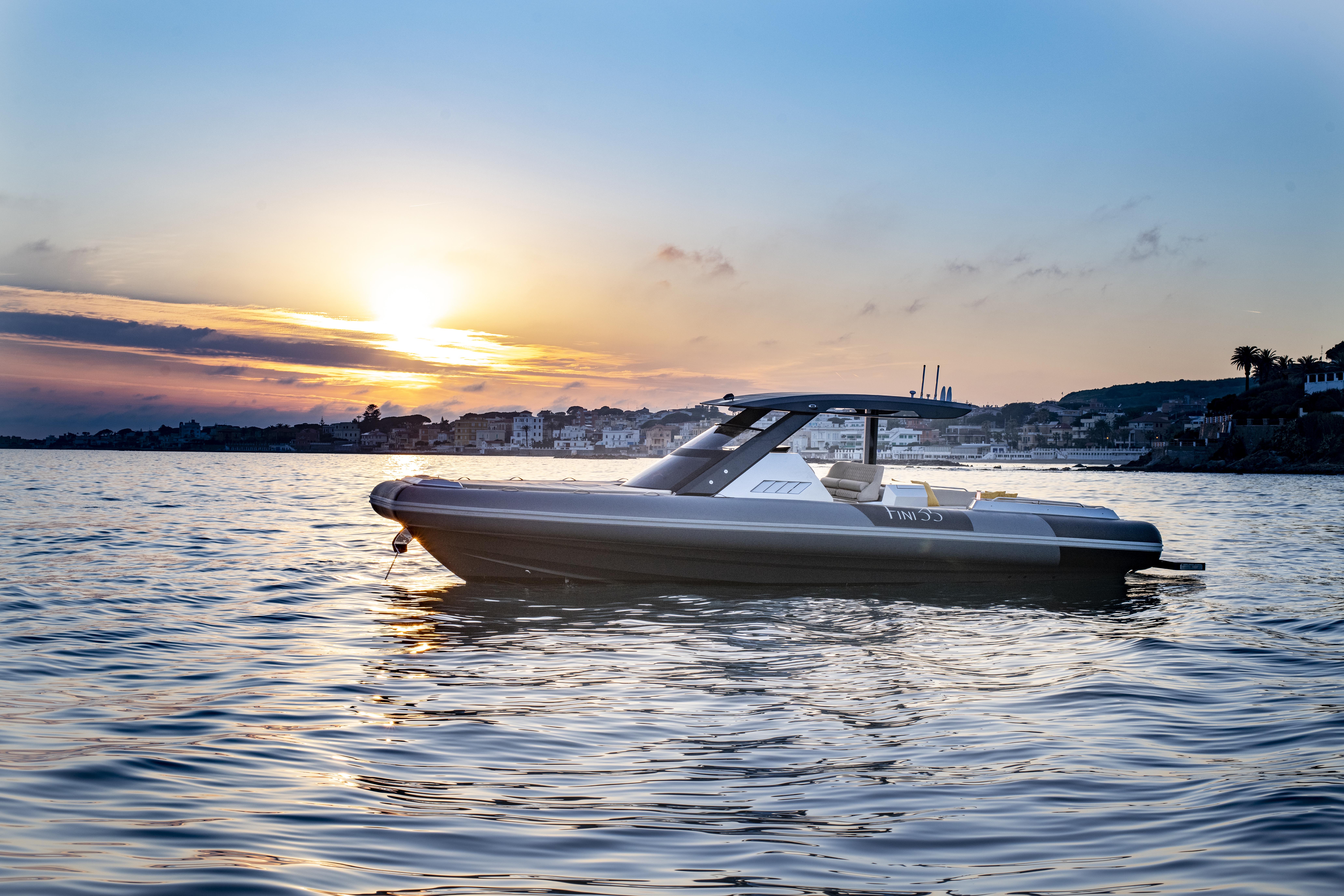 Fini 35 Full Carbon debutta a Venezia: semirigido in carbonio, hi-tech, veloce e confortevole. Scoprilo ora.