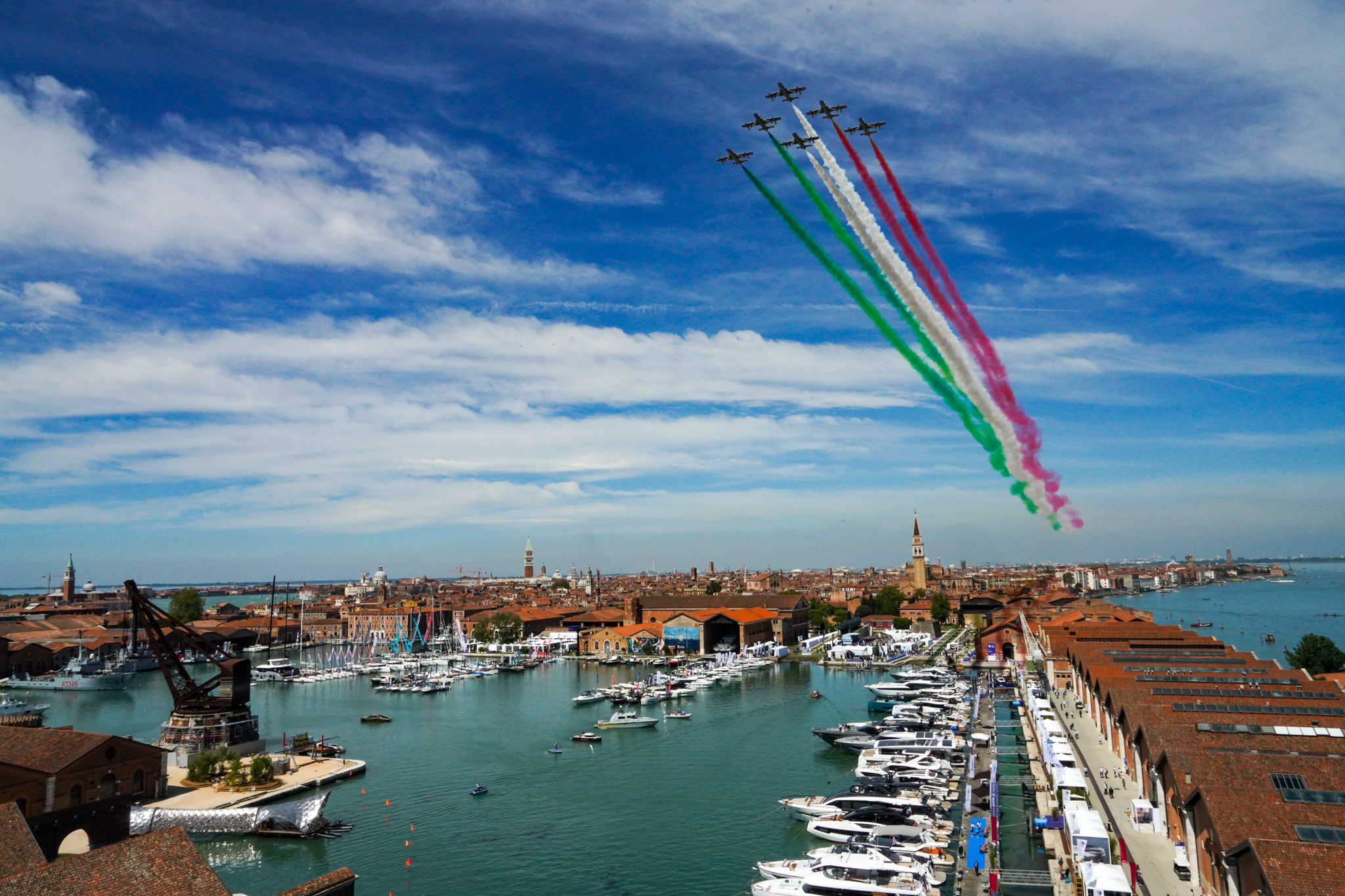 Inaugurato Salone Nautico Venezia 2025: 270 espositori, 300 imbarcazioni all'Arsenale. Aperto fino al 2 giugno.