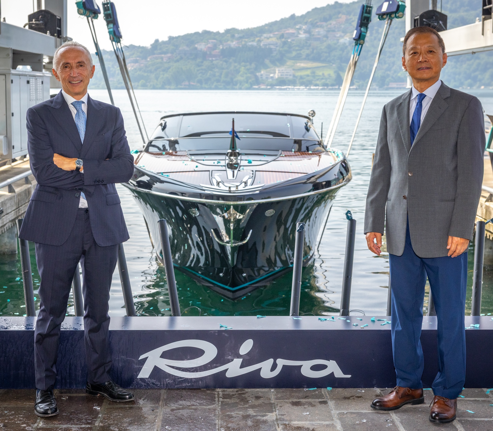 Ferretti Group vara il centesimo Rivamare 38 a Sarnico. Cerimonia con Presidente Jiang Kui celebra successo yacht Riva.