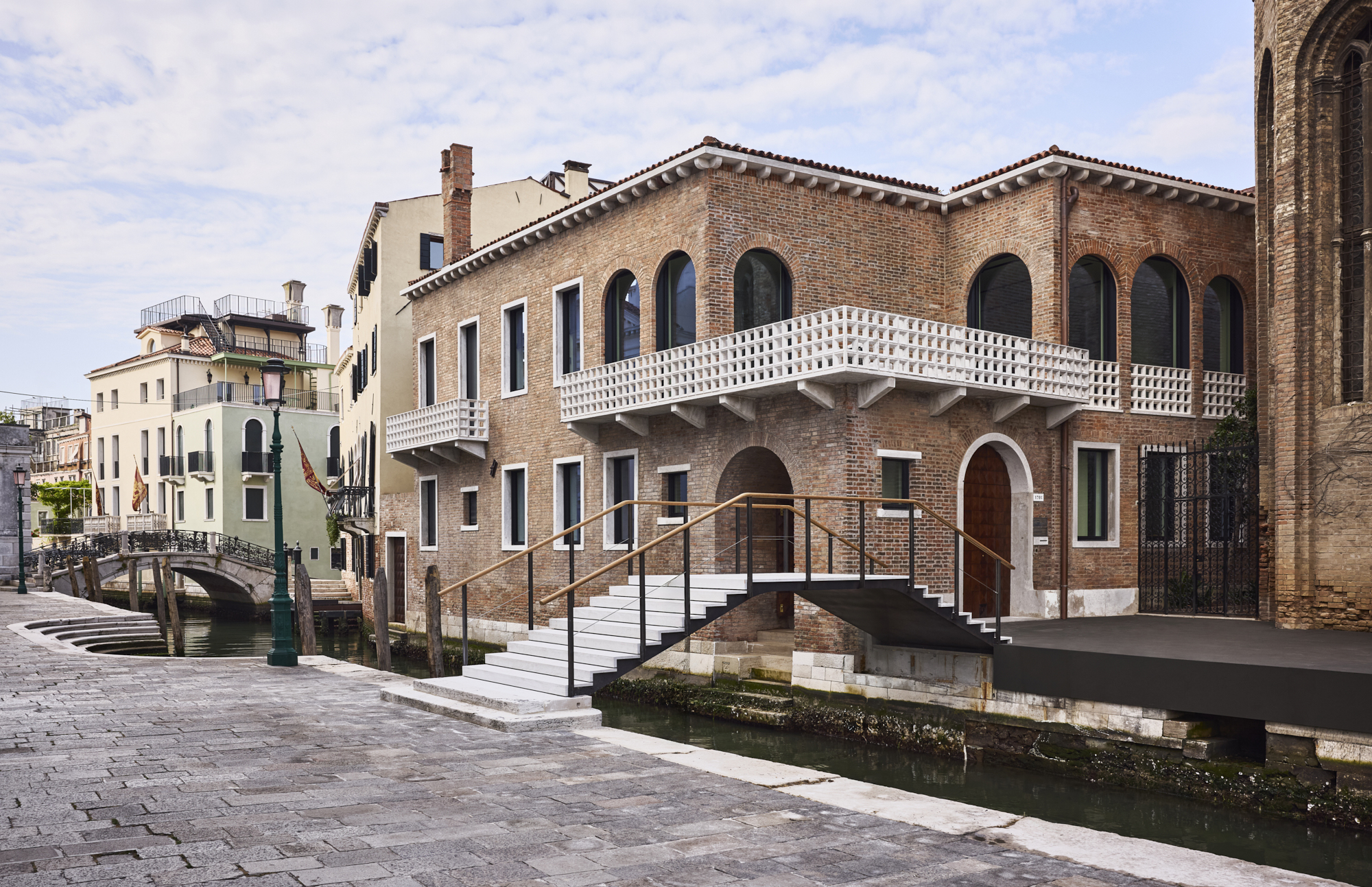 Casa Sanlorenzo, nuovo spazio culturale a Venezia, unisce arte, design e sostenibilità per la nautica di lusso.