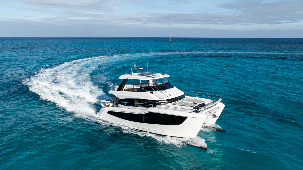 Aquila 50 Yacht debutta in Europa: comfort da superyacht e guida senza equipaggio al Cannes Yachting Festival.