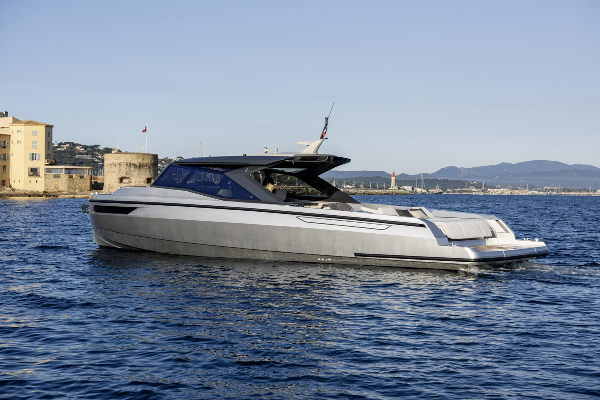 Scopri il Santasevera 52, il nuovo yacht open cruiser da 15,75 metri che unisce design mediterraneo, comfort e prestazioni.