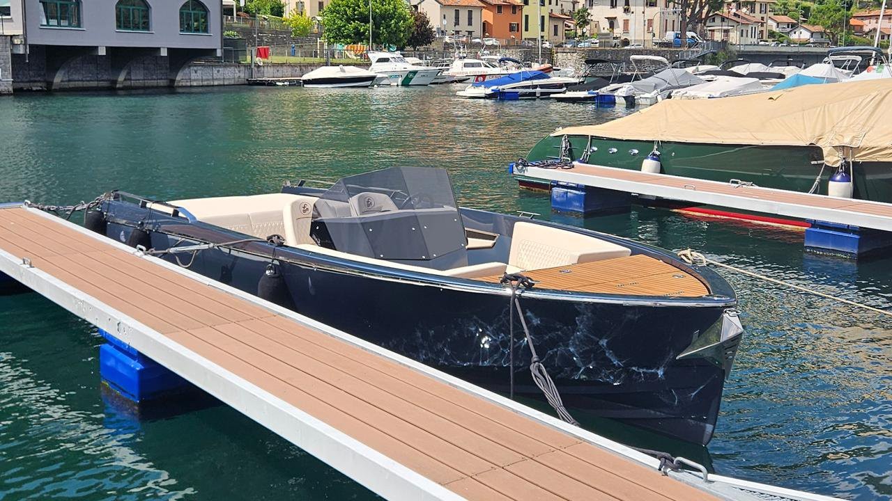 Il Cantiere Feltrinelli trasforma una Frauscher 686 Lido del 2006 in un pezzo unico da collezione e alta nautica.