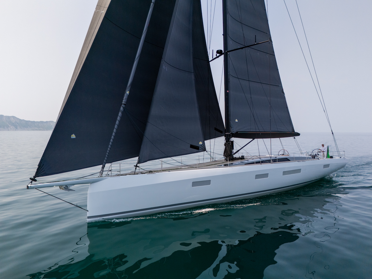 Maxi Dolphin MD78: fast cruiser di lusso 24m in carbonio, design Ceccarelli, chiglia sollevabile, interni custom. Eccellenza nautica italiana.