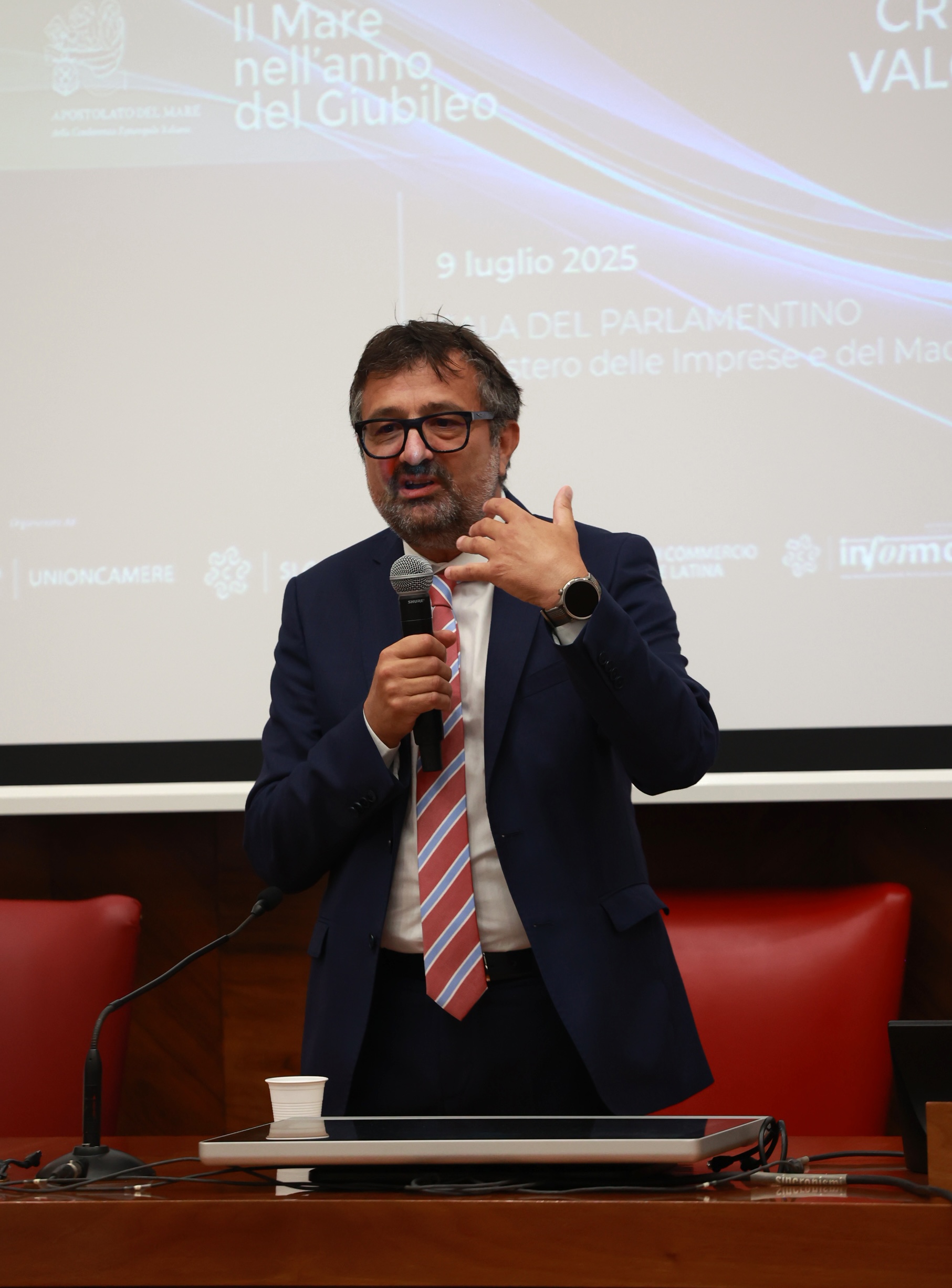 OsserMare presenta 5 report Blue Economy con SRM, Assonat, Risposte Turismo, ONP e NAVIGO. Analisi porti, crociere, pesca, superyacht.