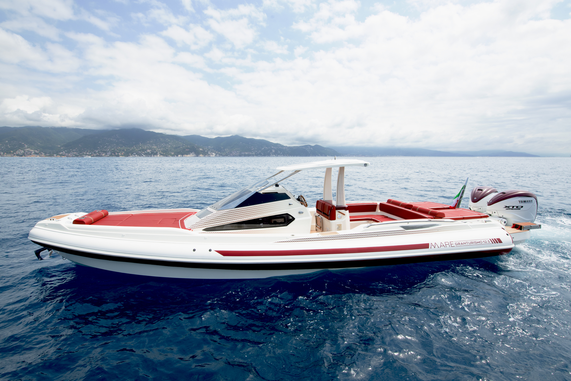 Lomac svela al Cannes Yachting Festival 2025 il nuovo GranTurismo 12.5 AMare Limited Edition firmato Alessandro Martorana.