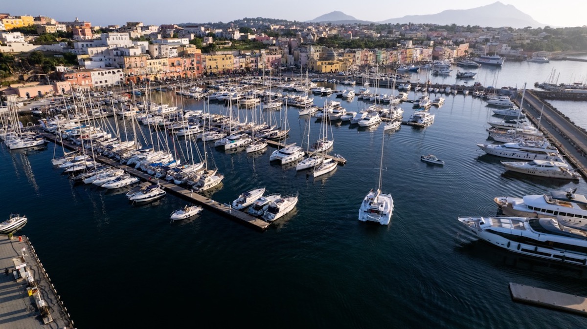 Marinedi al Cannes Yachting Festival 2025: rete porti sostenibili Mediterraneo, progetti educativi e transizione ecologica marina.