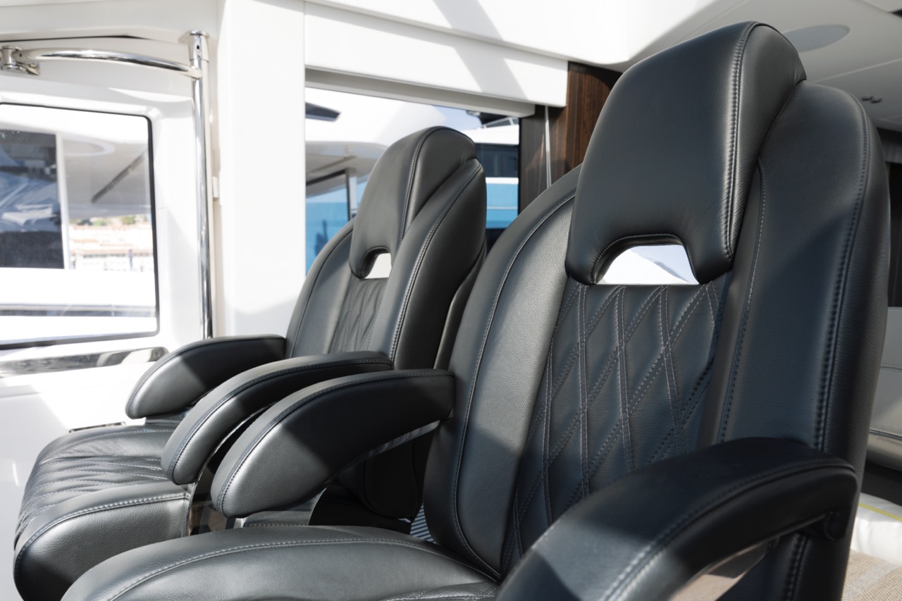 Besenzoni al Cannes Yachting Festival 2025 con poltrone pilota Manta. Design italiano, tecnologia avanzata e personalizzazione.