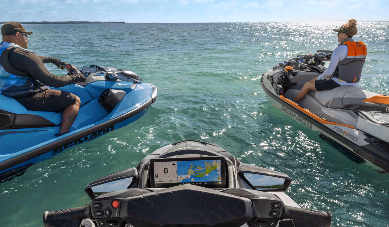 La gamma Sea-Doo 2026 introduce display touchscreen, connettività avanzata e nuove colorazioni per un’esperienza unica.