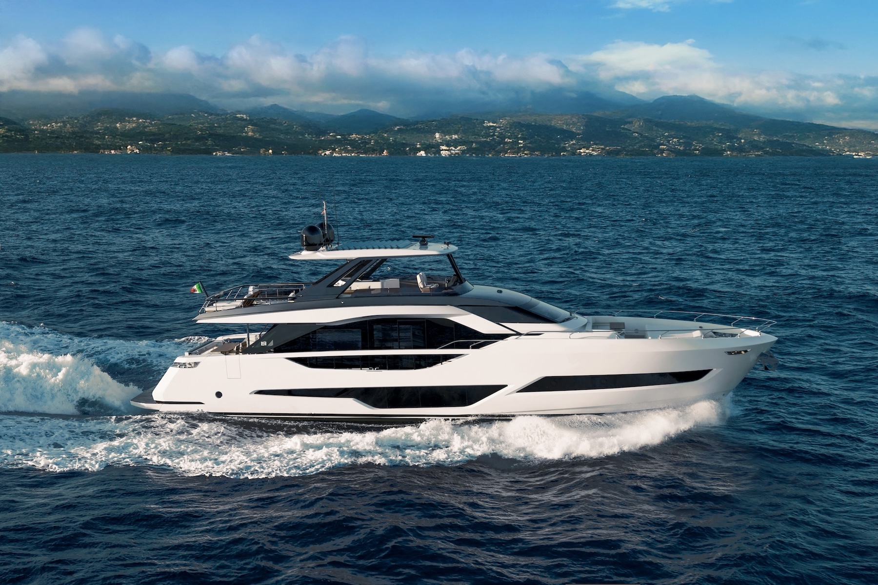 Ferretti Group presenta 25 yacht e sei world première al Cannes Yachting Festival 2025: eleganza e innovazione.
