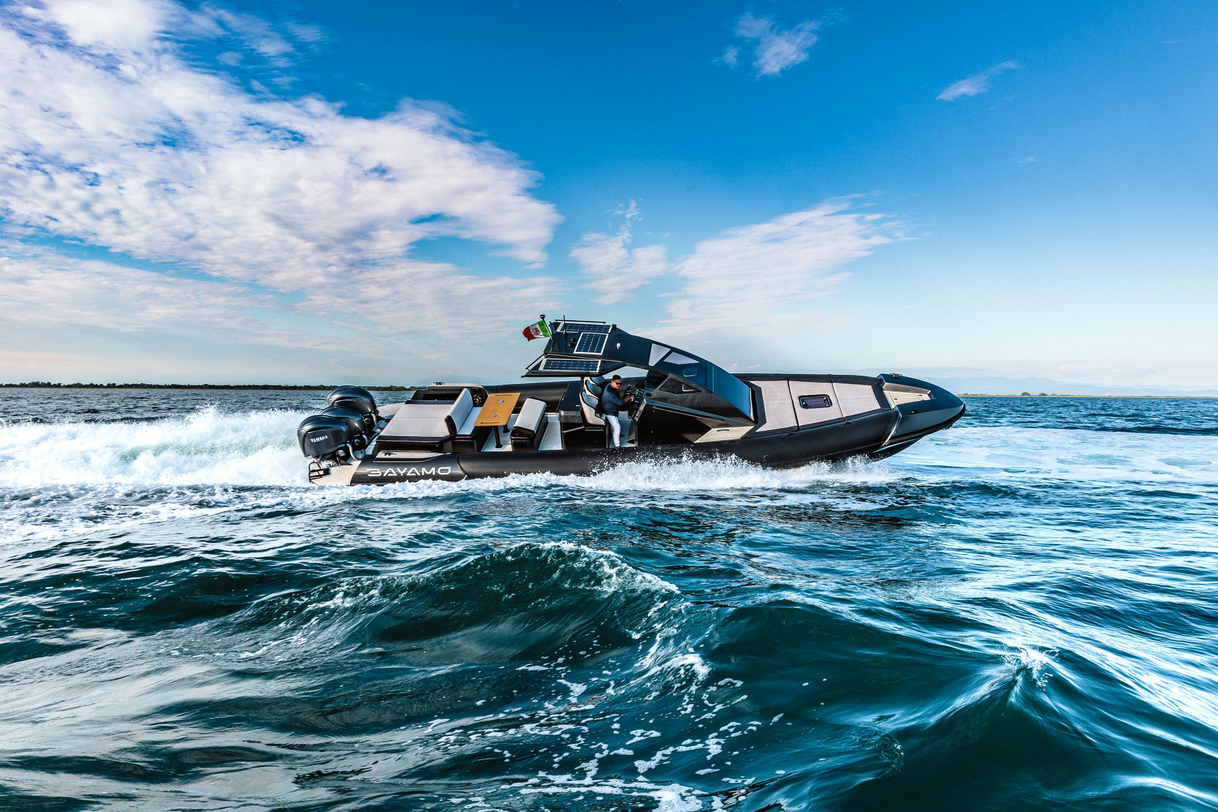 Bayamo R 13.1 Black Code: rib in alluminio da 60 nodi, 1.350 cv e infinite opzioni di personalizzazione.