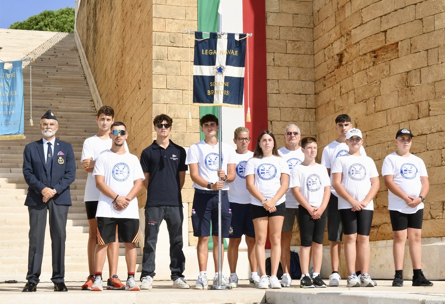 A Brindisi la Lega Navale Italiana commemora i marinai caduti in mare con giovani velisti e autorità civili e militari.