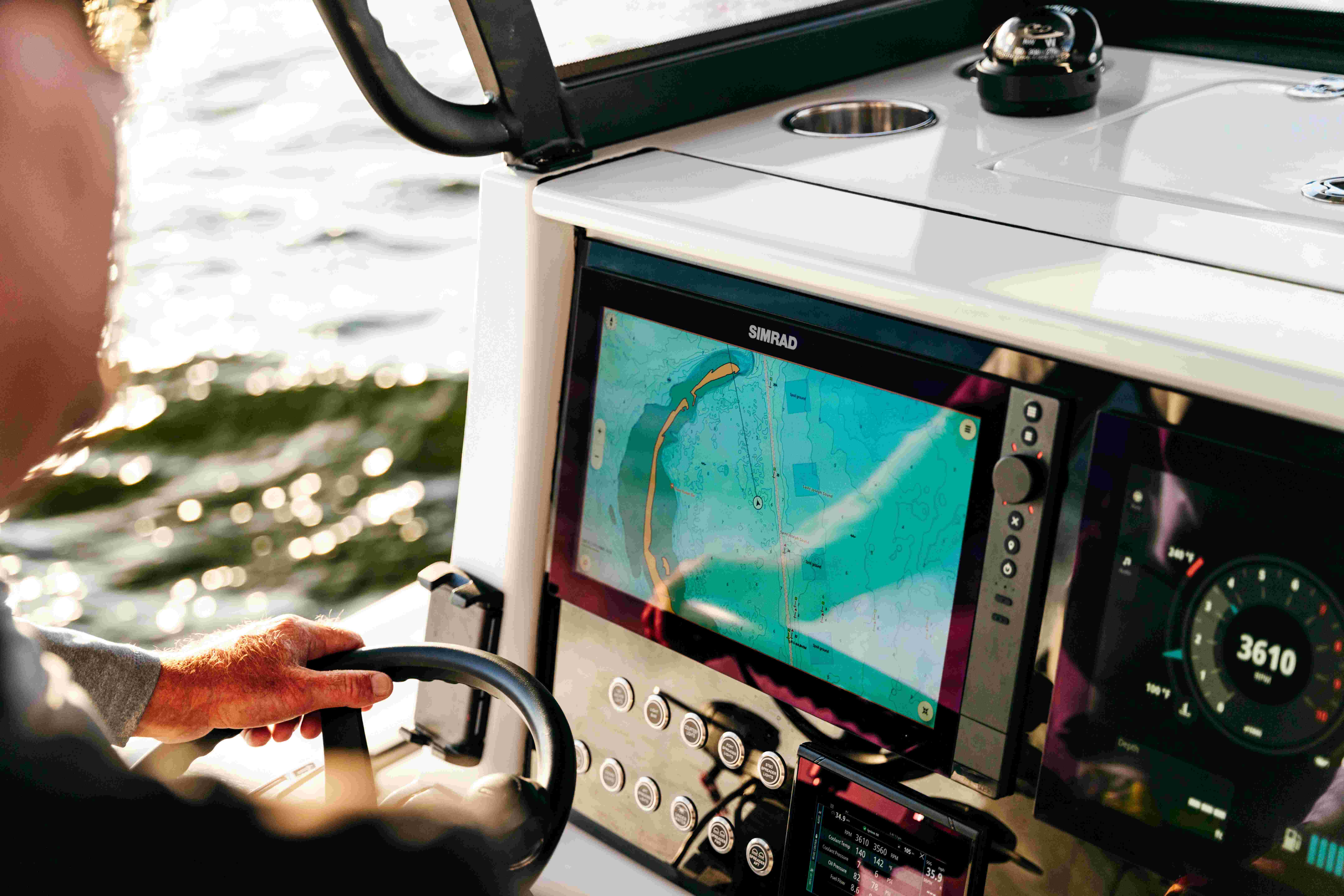 Al Salone Nautico di Genova debutto italiano per Simrad NSS4 e B&G Zeus SR: potenza, velocità e precisione di rotta.