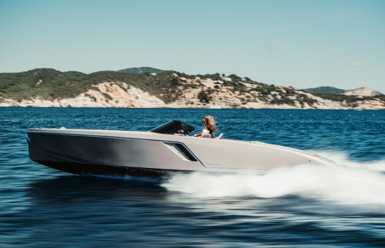 Frauscher presenta al Cannes Yachting Festival 2025 i nuovi modelli, tra cui le barche elettriche nate con Porsche.