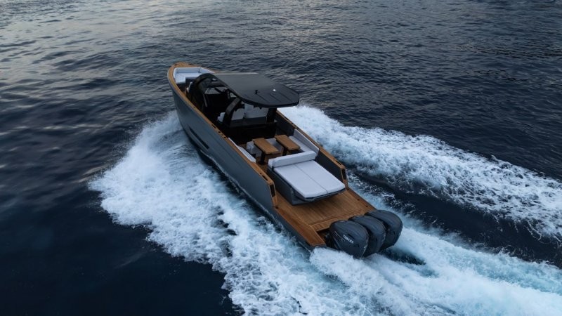 Maxim Yachts presenta al Salone di Genova 2025 il Max 44R: 44 piedi, oltre 50 nodi e tripla motorizzazione Yamaha.