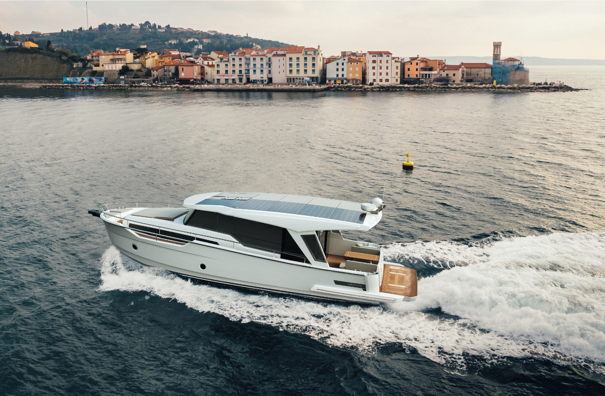 Greenline 42 Hybrid svelata a Cannes 2025: 30 nodi, 10 pannelli solari e opzioni semi-custom senza precedenti.