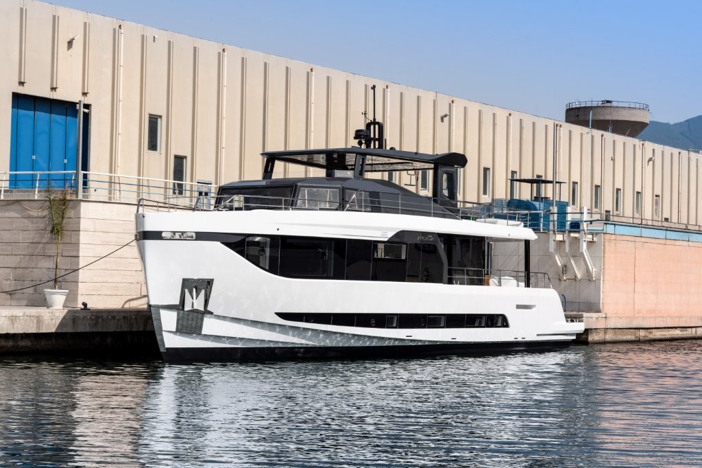 Arcadia Yachts vara A80new, game changer sotto i 24 m: volumi da superyacht e sostenibilità per il futuro della nautica.