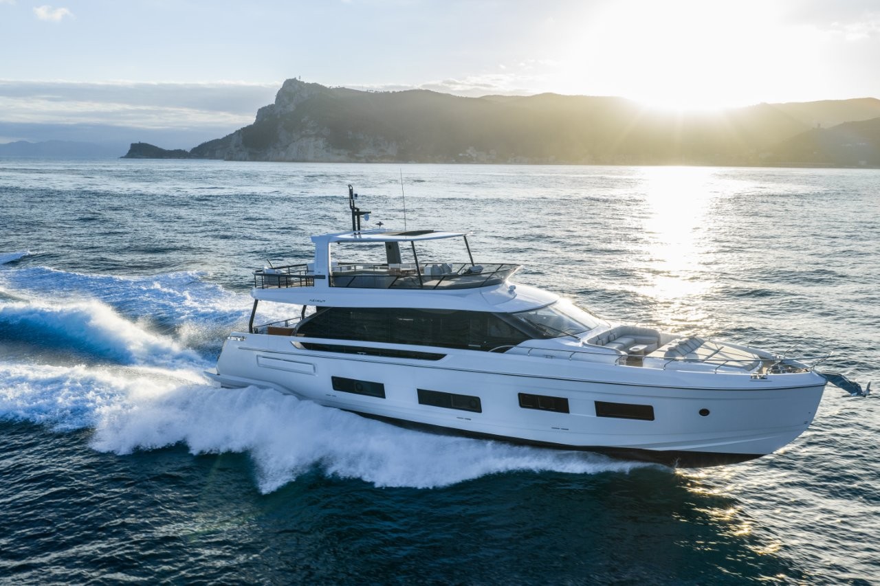 Azimut presenta al Cannes Yachting Festival 2025 Fly 82 e tre nuove world première della gamma Grande.